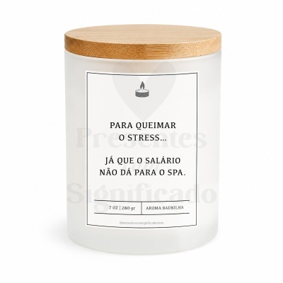 Vela aromática com tampa de madeira e frase impressa na etiqueta.