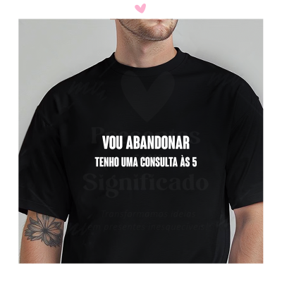 T-shirt preta com texto branco humorístico vista em modelo