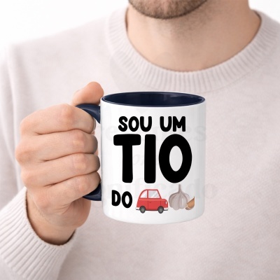 Caneca branca com texto e imagens, segurada por mão masculina