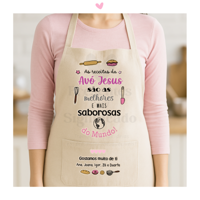 Avental bege com texto colorido e desenhos culinários em pessoa vestindo camisa rosa