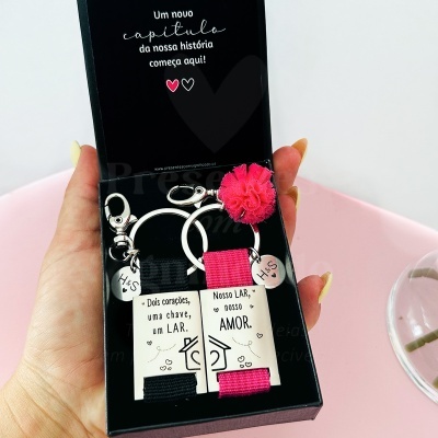 Conjunto de dois porta-chaves em caixa preta com texto interior