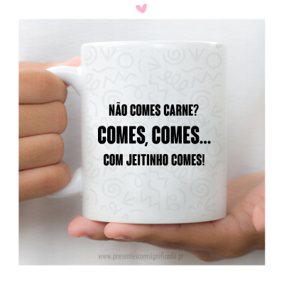 Caneca branca com texto humorístico em português