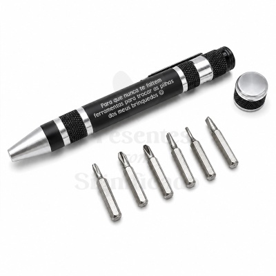 Kit de ferramentas em caneta preta com pontas metálicas e texto em português
