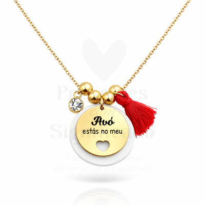 Colar dourado com pendentes e inscrição em português.