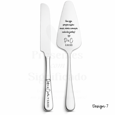 Conjunto de faca e espátula para bolo em metal prateado com gravação personalizada.