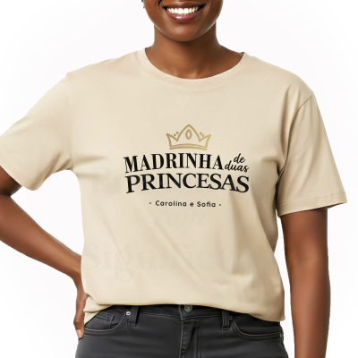 T-shirt bege com texto e coroa dourada MADRINHA de duas PRINCESAS - Carolina e Sofia