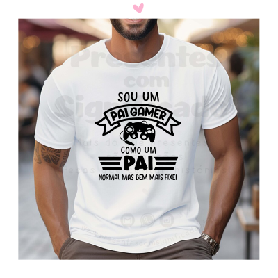Homem com t-shirt branca com texto e imagem de comando de videojogo