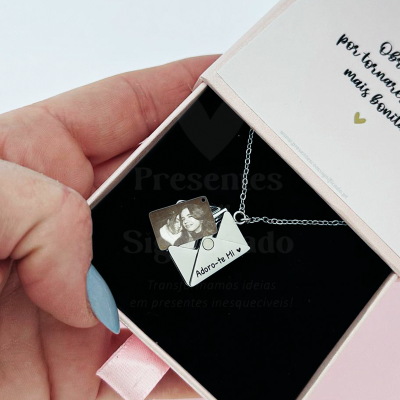 Colar prata com pendente envelope e fotografia numa caixa de presente rosa com interior preto