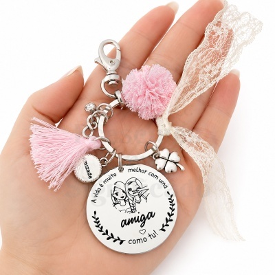 Porta-chaves com pendentes rosa e laço de renda na mão