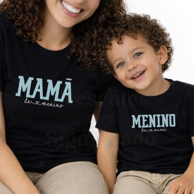 T-shirts pretas com texto azul claro para mãe e filho