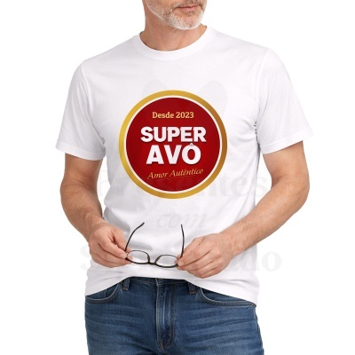 T-shirt branca com estampado vermelho, branco e dourado com texto SUPER AVÔ