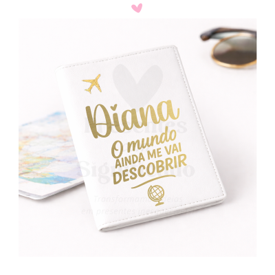 Capa de passaporte branca com texto dourado e ícones de avião e globo terrestre.