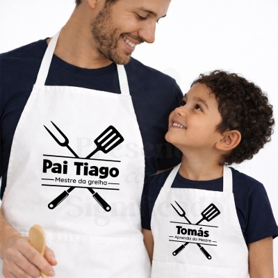 Aventais brancos para cozinhar com textos personalizados e ilustrações de utensílios de grelha pretos.