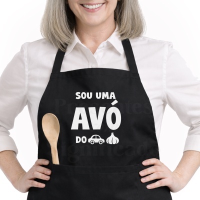 Avental preto com texto e imagens brancas usado por pessoa com camisa branca segurando colher de pau