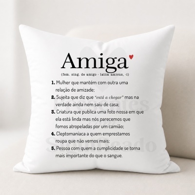 Almofada branca com texto preto e coração vermelho a definir a palavra Amiga.