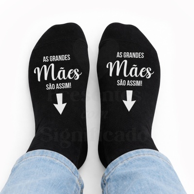 Meias pretas com texto branco e setas, usadas com calças de ganga claras