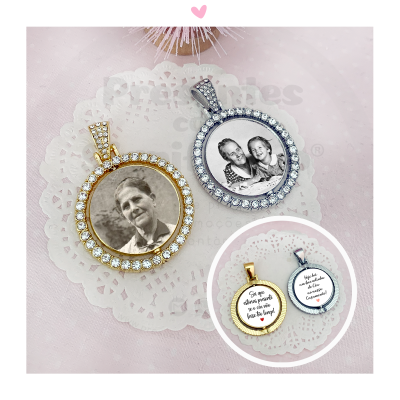 Pendentes redondos dourado e prateado com fotos em preto e branco, sobre papel rendado branco e fundo rosa.