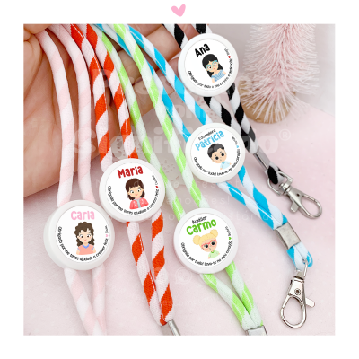 Fitras trançadas coloridas com porta-cartões personalizados com nomes e ilustrações de crianças