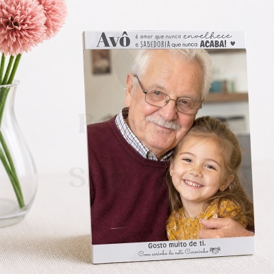 Moldura fotográfica branca com foto de avô e neta sorrindo, com texto carinhoso para avô.