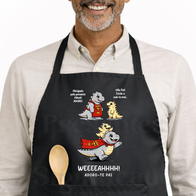Avental preto com dinossauros cartoon e texto em português com tema de pai e filho.