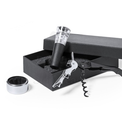 Conjunto para vinho com saca-rolhas, tampa e aerador numa caixa preta.