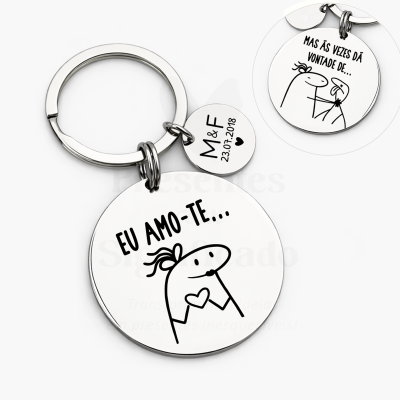 Porta-chaves metálico com três pendentes redondos e frases em português.