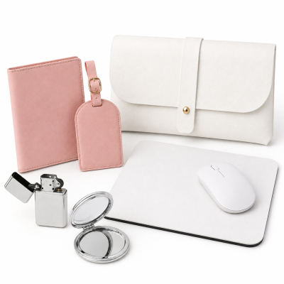 Conjunto de acessórios com estojo branco, rato branco, carteira e etiqueta rosa, isqueiro metálico e espelho de bolso.