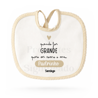 Babete branco e bege com texto em português e borda decorativa bege.