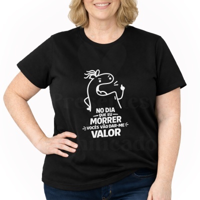 T-shirt preta com estampa branca de cavalo e texto em português