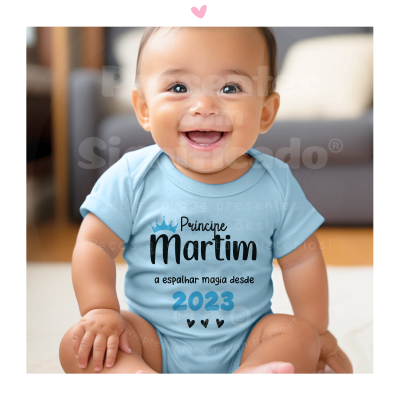 Bebé sorridente com body azul claro e texto personalizado