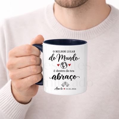 Caneca branca com interior azul escuro e texto em português sobre amor e abraço.