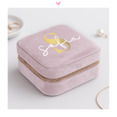 Estojo quadrado rosa em veludo com zíper dourado e texto 'sofia'