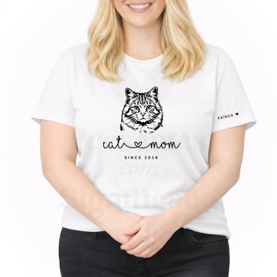 T-shirt branca com estampa preta de rosto de gato e texto cat mom, SINCE 2018 e FAÍSCA na manga