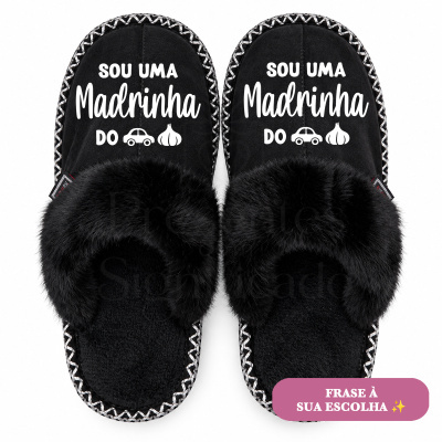 Pantufas pretas com texto branco e pelúcia