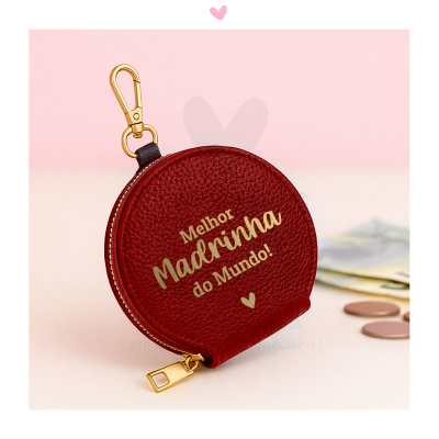 Carteira redonda vermelha em pele com texto dourado e fecho de metal