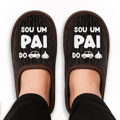 Chinelos castanhos com texto branco e ícones, usados por pessoa.