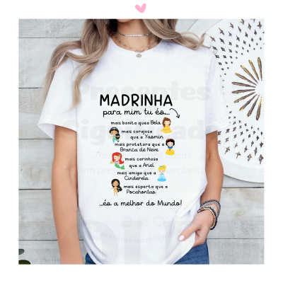 T-shirt branca com texto e desenhos de princesas Disney em português.