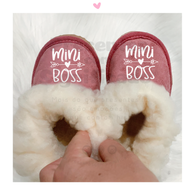 Pantufas vinho com pelo branco e texto mini BOSS