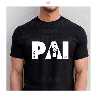 T-shirt preta com impressão branca 'PAI' e silhueta pai e filho
