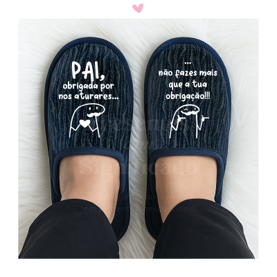 Chinelos azuis com texto humorístico sobre pai em fundo branco peludo.