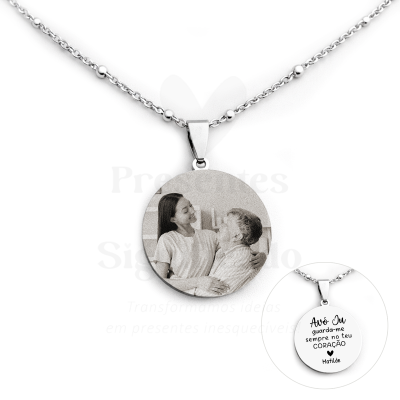 Colar prateado com pendente redondo personalizado com fotografia e mensagem em português.