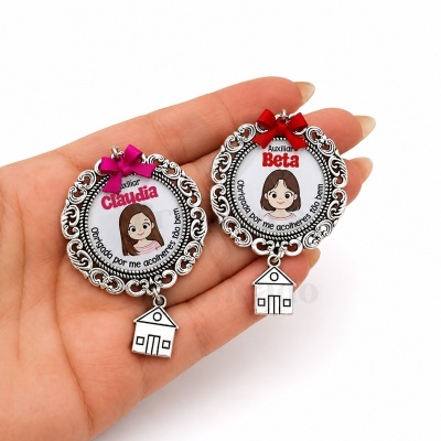 Dois porta-chaves redondos personalizados com desenhos de raparigas e laços coloridos