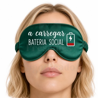 Máscara de dormir verde com texto e ícone de bateria usada por mulher
