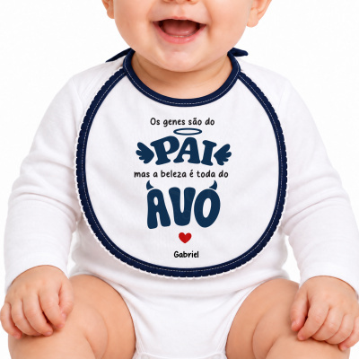 Babete branco com borda azul escura para bebé com texto em português