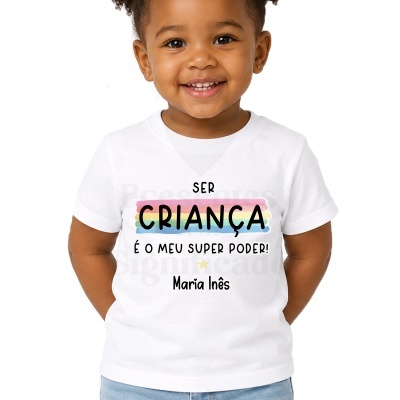 Camisola branca de criança com texto colorido e barras horizontais multicoloridas