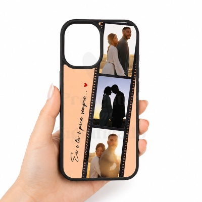 Capa de telemóvel preta com fotos de casal e texto em cor de pêssego