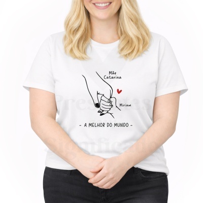 T-shirt branca com mãos desenhadas e textos Mãe Catarina, Miriam, A MELHOR DO MUNDO