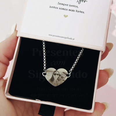 Colar com pendente coração gravado numa caixa de oferta