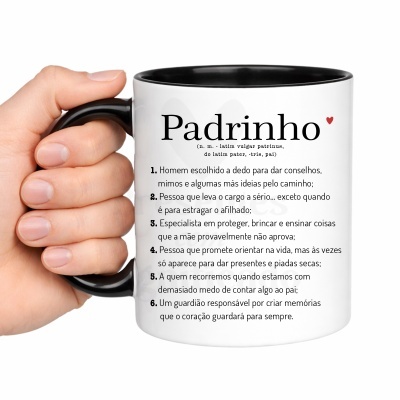 Caneca branca e preta com texto sobre padrinho e mãos segurando a caneca