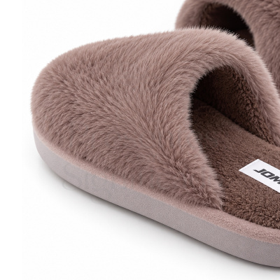 Pantufas rosa e castanhas com sola cinzenta e etiqueta JOM.